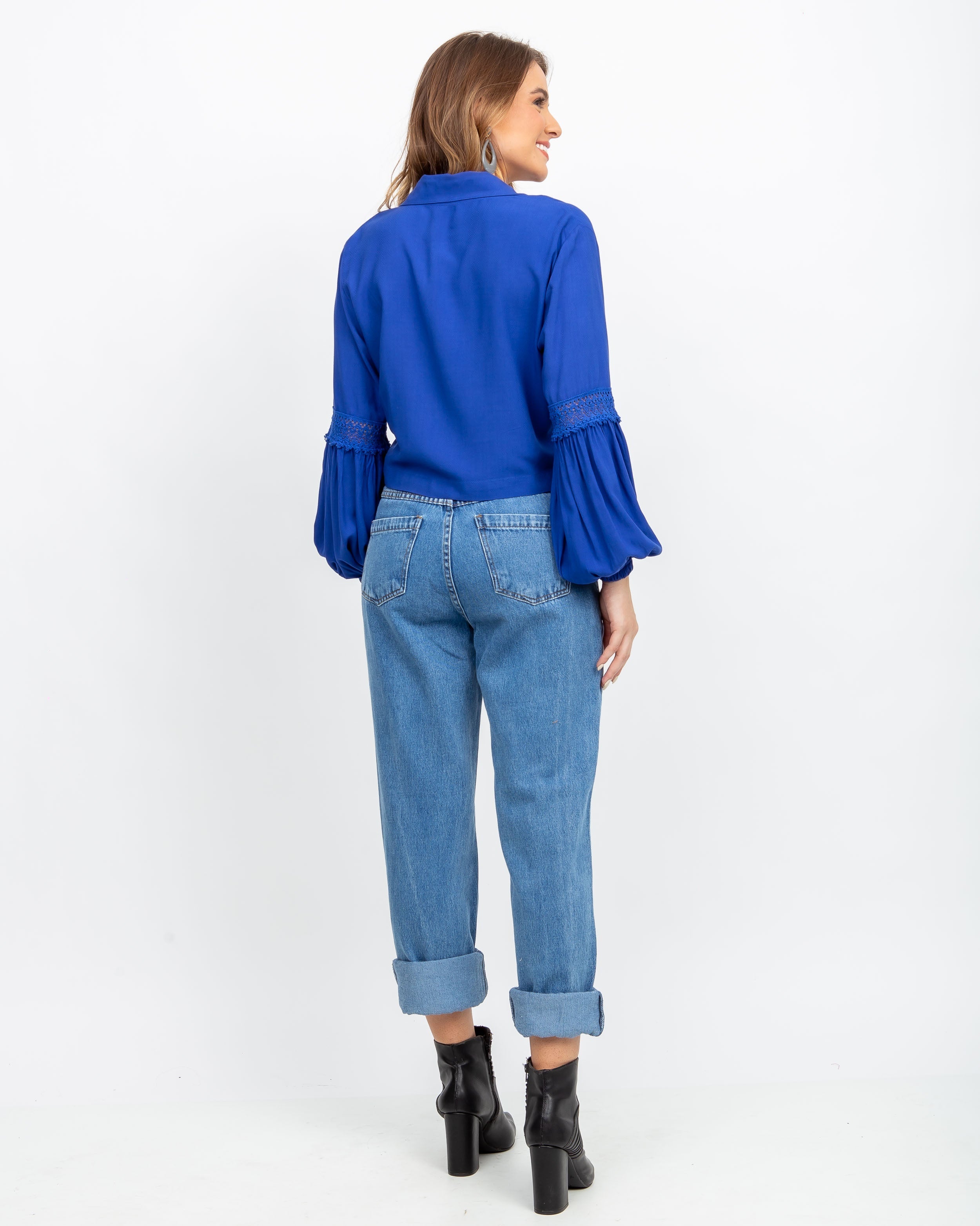 Camisa Cropped com Detalhe em Renda Azul